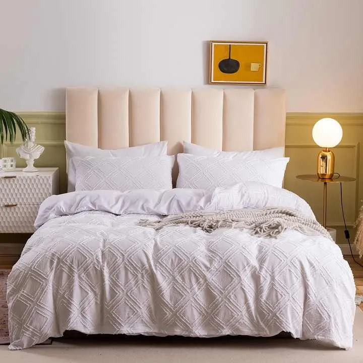 طقم مفروشات أسِرة طرية مطرزة لجميع الفصول . Soft Embroidered All Season Bedding Set Luxury Solid